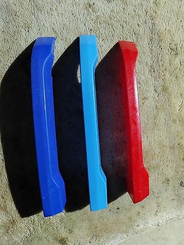 Пластиковые. стаит BMW-m. Я не знаю какой БМВ стоит. привозной из