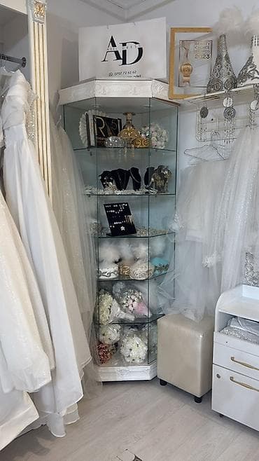 Угловой стеклянный шкаф с белой рамой, идеально подходит для