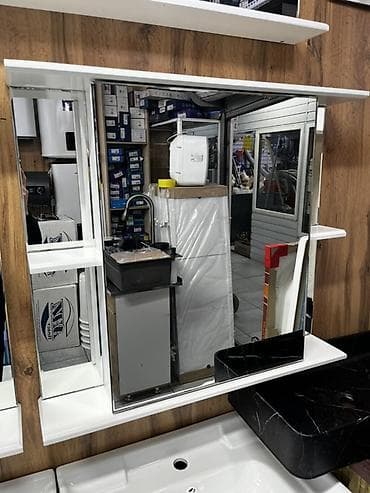 зеркало с полочками: Настенное зеркальное панно для ванной комнаты с боковыми полочками. - — 1