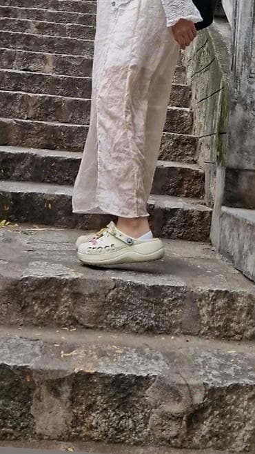 продаю кроксы: Клоги Crocs Classic на платформе с декоративными значками пр. Вьетнам — 1