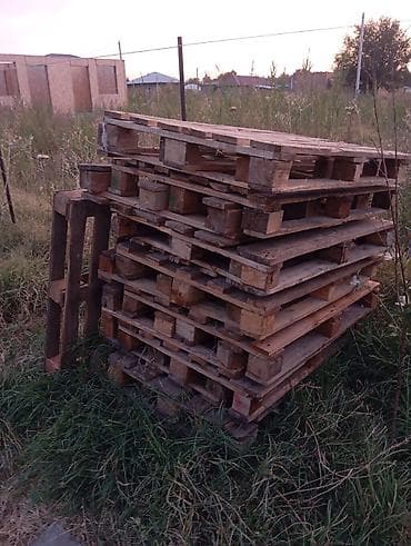 dinner table: Деревянные поддоны (паллеты)

узкие около 33шт — 2