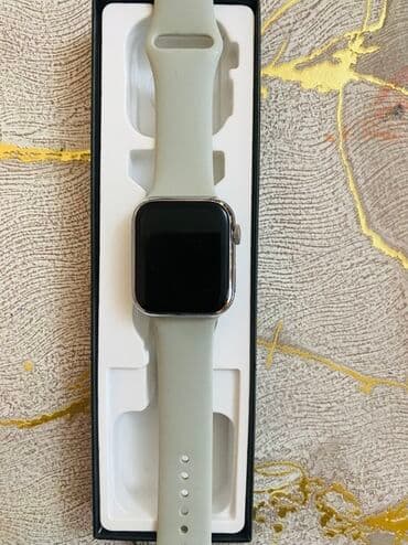 Смарт-часы 7 с квадратным корпусом серебристого цвета и серым