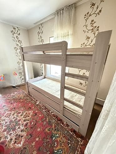 Двухъярусная кровать из ЛДСП светлого древесного оттенка. - Два