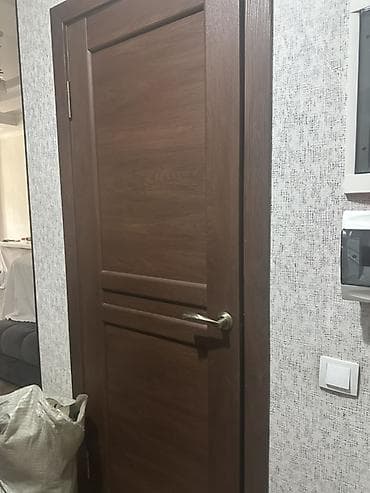 Межкомнатная дверь б/у распашная, правое открывание (по фото). -
