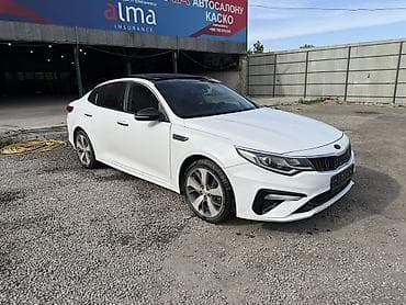 посадка машины: Белый седан бизнес-класса с динамичным дизайном и спортивными — 1