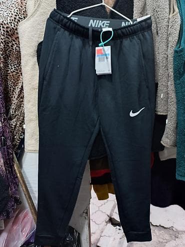 найк штаны: Спортивные брюки Nike, черные - Классический зауженный крой — 1