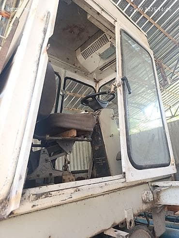 кукурузные комбайны: Продаю 2 прицепа зиловских (один прицеп самосвал 200) (другой — 8