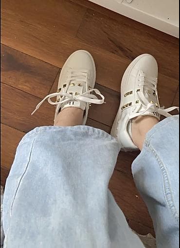 бу красофки: Кроссовки Valentino. в хорошем состоянии, носила один раз. оказались — 2