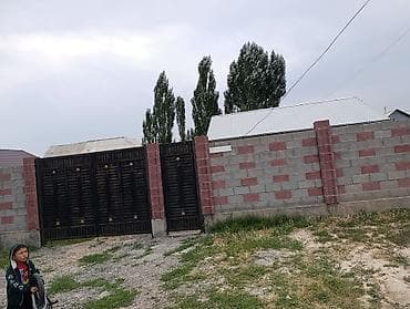 Кыймылсыз мүлк: 🏡 **Продается дом в Бишкеке!** 📍 Район: Ак-Ордо 1 ж/м 🏠 Площадь: 80 — 5