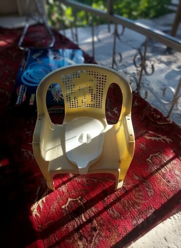 Пластиковый детский горшок-стульчик светло-желтого цвета с белой