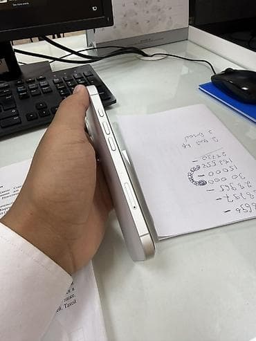 IPhone 16, Б/у, 128 ГБ, Белый, Защитное стекло, Чехол, 89 % — 4