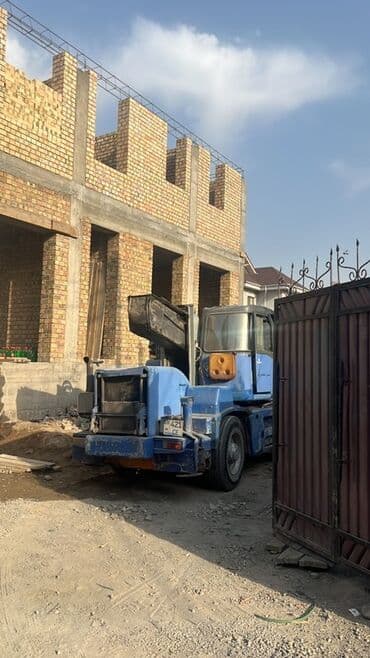 купить грузовой автомобиль с манипулятором бу: Авто кран KOMATSU, Длина стрелы 22м Грузоподъемность 10т Высота 2,90м — 1