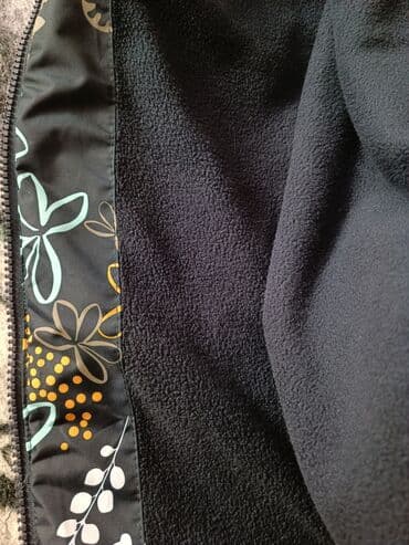 продаю связи с переездом: Продам фирменную ветровку на флисе, куплена в России в Спортмастере — 3