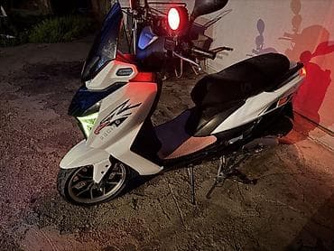 мототехника бишкек: Скутер QMaks Racing с документами 165куб белого цвета с агрессивным — 3