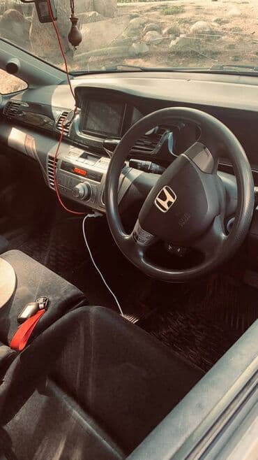 купить литые диски r14: Автомобиль Honda Edix, оснащенный литыми дисками с пятью спицами и — 4