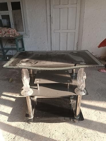 Эмерек: Стеклянный журнальный столик и чугунные секционные радиаторы — 1