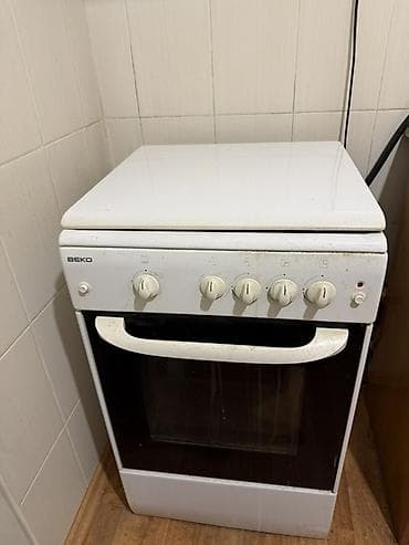Тепловое оборудование: Кухонная техника BEKO: газовая плита + вытяжка. И мебель (столешница — 1