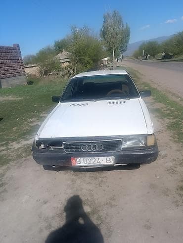 боковой тырмоо: Audi 100: 1984 г., Седан — 2