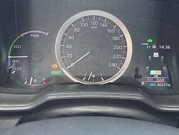 тает: Toyota Corolla: 2019 г., Гибрид — 7