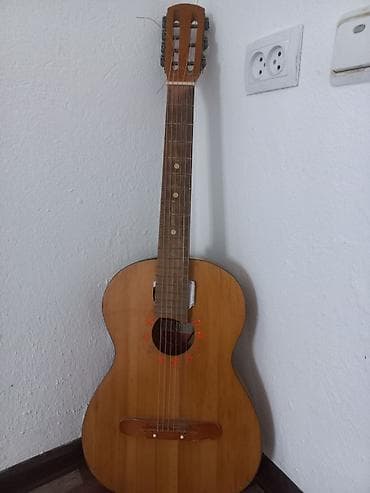 семейный велик: Классическая акустическая гитара (6 струн), тип «испанская». - Корпус — 4