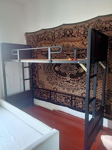 Двухъярусные кровати: Металлическая двухъярусная кровать-чердак. В комплекте нижней части — 1