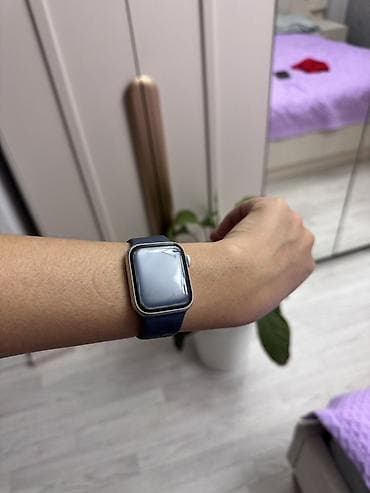 Apple Watch: Apple Watch SE (GPS), алюминиевый корпус, ремешок темно‑синего цвета — 1