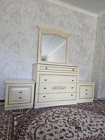 Спальный гарнитур в классическом стиле, цвет айвори с золотистым at lalafo.kg Спальный гарнитур в классическом стиле, цвет айвори с золотистым