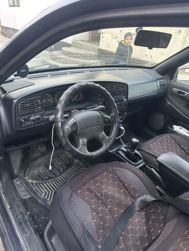 очень срочно продам авто: Продаю пассат б4 универсал темно‑синего цвета.год 1995 об 1.8 — 7