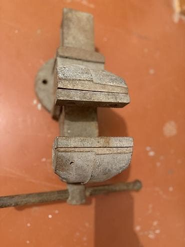 электроинструменты оптом: Тиски слесарные настольные, поворотные. - Материал: массивный — 2