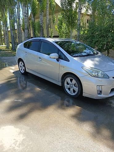 li 9 max: Toyota Prius: 2013 г., 1.8 л, Автомат, Гибрид — 2