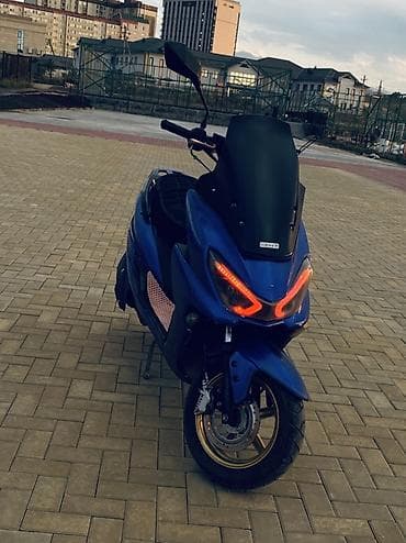 cvt: Скутер/максискутер 150–200 см³ класса (визуально — форм‑фактор Yamaha — 1
