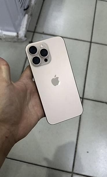 IPhone (линейка Pro), светлый цвет (ближе к «Natural/Gold»). Корпус с