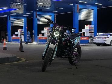 16 lt: Мотоцикл в стиле супермотард с ярким кастомным оформлением — 1