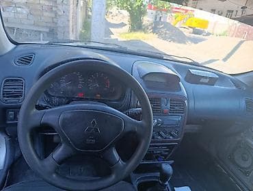 Продажа авто: Легковой автомобиль седан, серебристый цвет кузова. 4 двери, 5 — 5