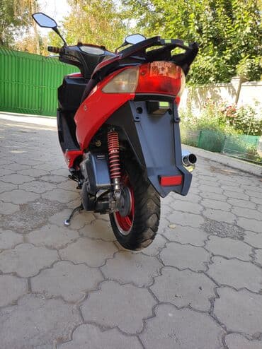 купить трехколесный электроскутер бу: Скутер 50–125 см³ (карбюраторный, вариатор). Яркий красно‑чёрный — 3