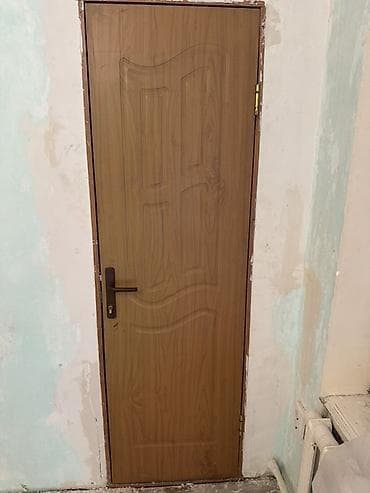 Межкомнатная дверь из МДФ/ДСП с покрытием под древесину (цвет —