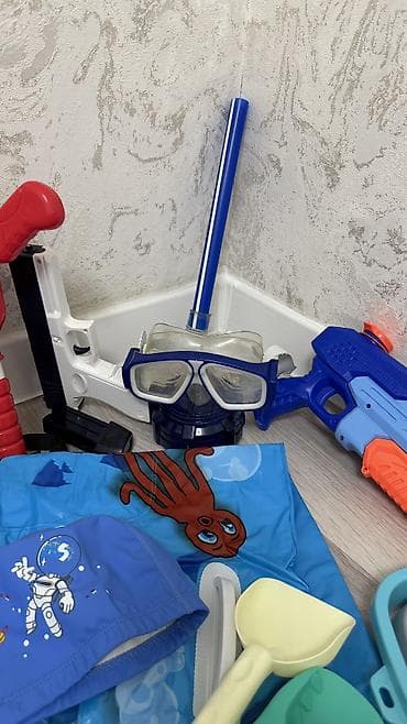 игрушк: Игрушки, покупали в Дубаи, новое и б/у, продаю комплектом(матрац — 3