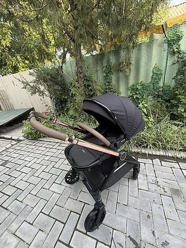Прогулочная коляска Kidilo (бренд на шильдике), цвет — чёрный с