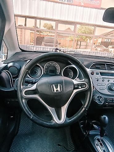 Honda Fit: 2011 г., 1.5 л, Автомат, Бензин, Хэтчбэк