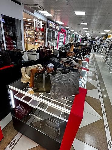 Витринный островок для торговли аксессуарами в ТЦ Комплект модульных