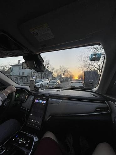 гулдоп ал: Электромобиль кроссовер (белый) - Кузов: компактный 5‑дверный — 4