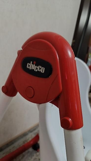 детский столик chicco: Стульчик для кормления Chicco (красно-белый) - Удобный широкий поднос — 6