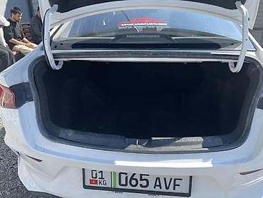 диспы: Седан белого цвета с просторным салоном и большим багажником — 2