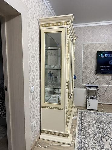 кухонный шкаф буфет: Витрина/буфет классический с резными колоннами и стеклянными фасадами — 2