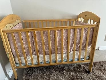 small table: Детская кроватка из натурального дерева с комплектом текстиля — 1