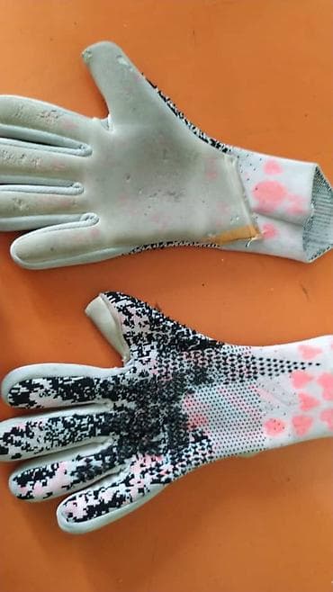 Вратарские перчатки для футбола. - Ладонь: гладкий латекс белого at lalafo.kg Вратарские перчатки для футбола. - Ладонь: гладкий латекс белого