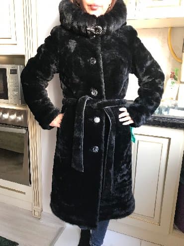 дубленка короткая: Продаю натуральную мутоновую шубу рукава,капюшон и низ шубы обделана — 1