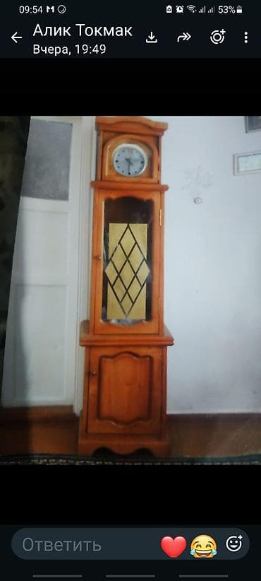 Напольные часы с классическим маятниковым корпусом из дерева. кого