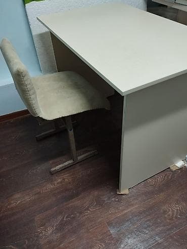 Офисные столы: Компактные письменные/рабочие столы из ЛДСП, складные стулья — 9