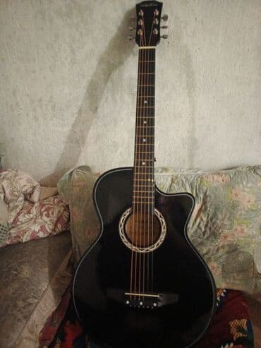 Акустическая гитара с вырезом (cutaway), корпус формы Grand